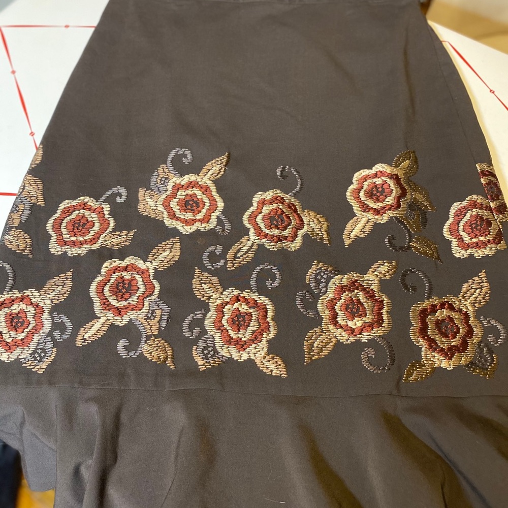 Embroidered pencil skirt